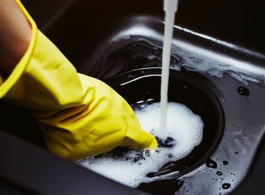 Jak wyczyścić czarny zlew: Skuteczne sposoby na czyszczenie i konserwację