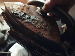 Jak wyczyścić przypalone żelazko ceramiczne?